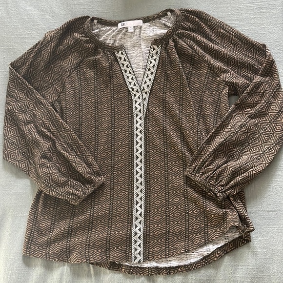 Sweet knit bouse with embroidery in greens! - Picture 1 of 4